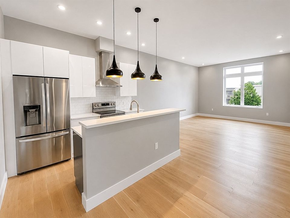 1st image of 60 Cross St E #308