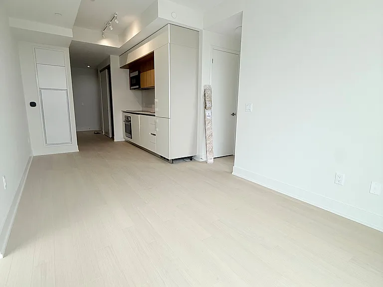 322 Dupont St #709 — Photo 2