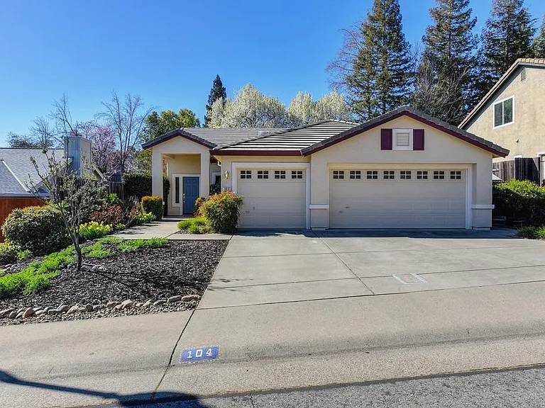 104 Estabrook Way — Photo 1