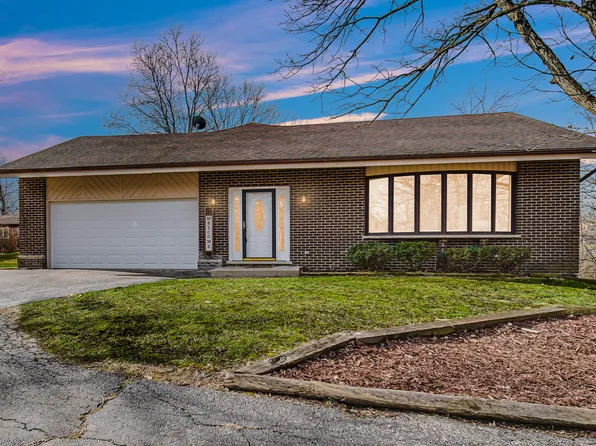 30 Cornwall Dr, Crete, IL 60417