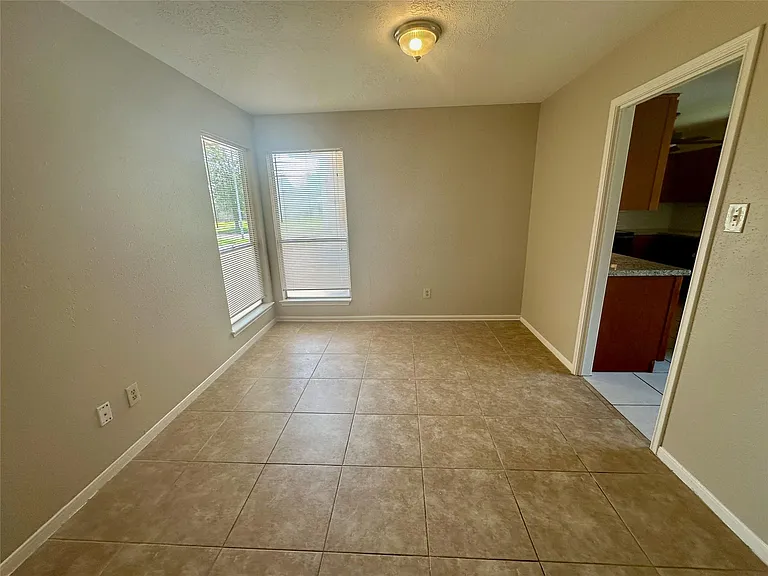 2711 Colony Dr — Photo 8