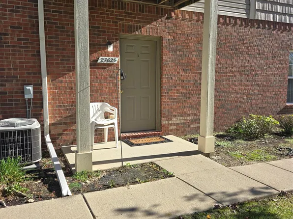27625 Hidden Oaks Dr, Brownstown, MI 48183