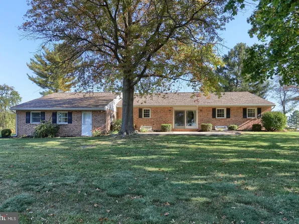 221 Golf Rd, Myerstown, PA 17067