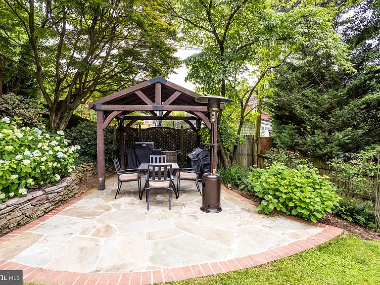 1207 N Livingston St — Photo 44
