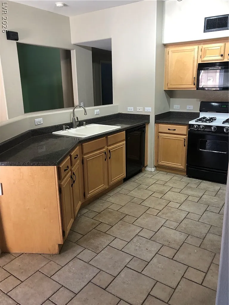 3 bed, 2.0 bath, 1188 sqft, $1,700 — Photo 3