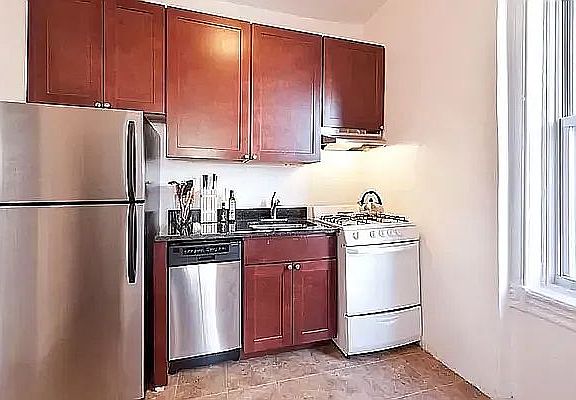 4th image of 43 Jane St #5A