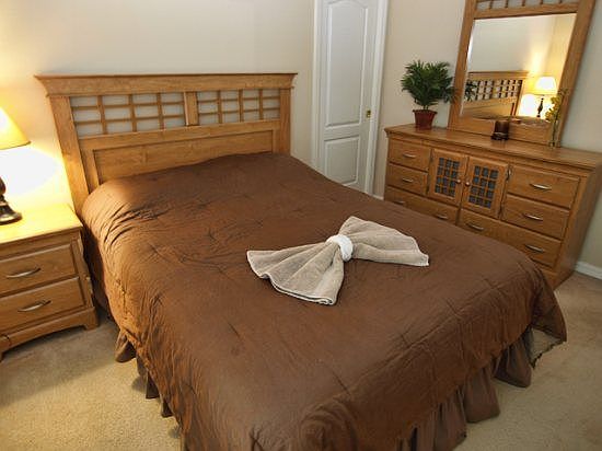 WHI4P843SD-Queen-Bedroom