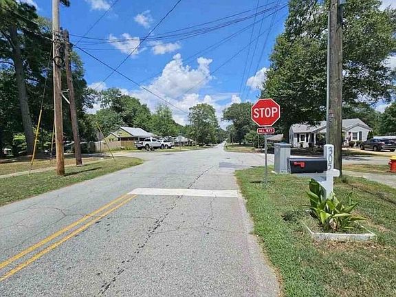 Exterior Neighborhood (street photo)