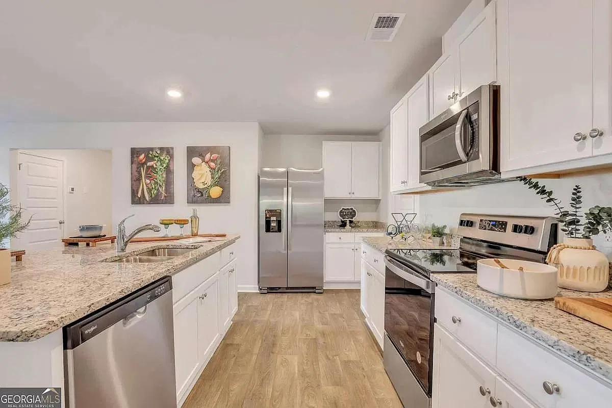5 bed, 2447 sqft, $2,500 — Photo 4