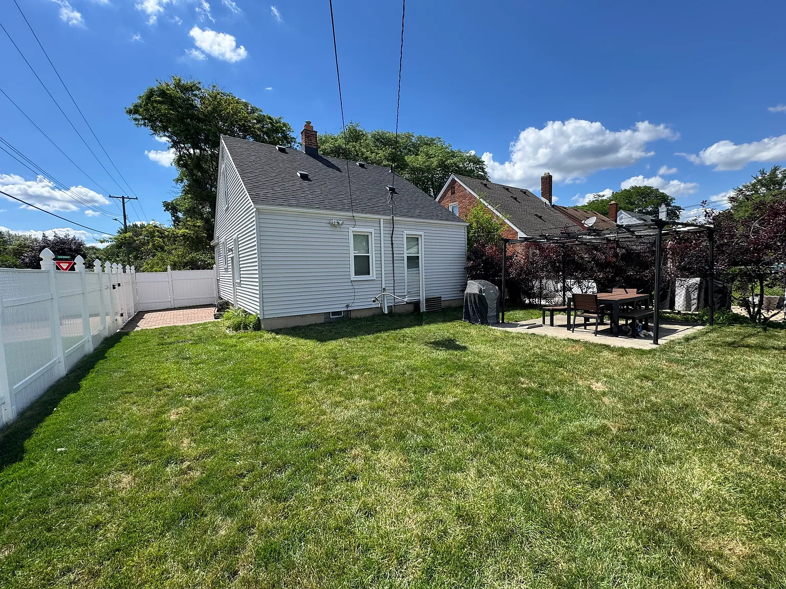 3 bed, 1082 sqft, $2,200 — Photo 3
