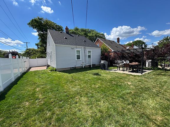 3rd image of 23200 Sherman St