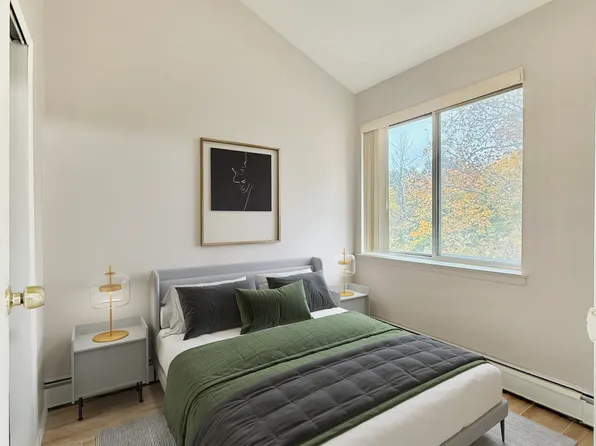 76-16 Grand Central Parkway image 2 of 10