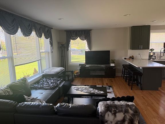 4th image of 22W375 Thorndale Ave