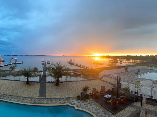 160 Shoreline Dr, Mary Esther, FL 32569