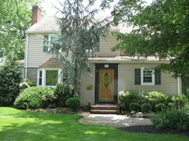 832 E Broad St photo 1