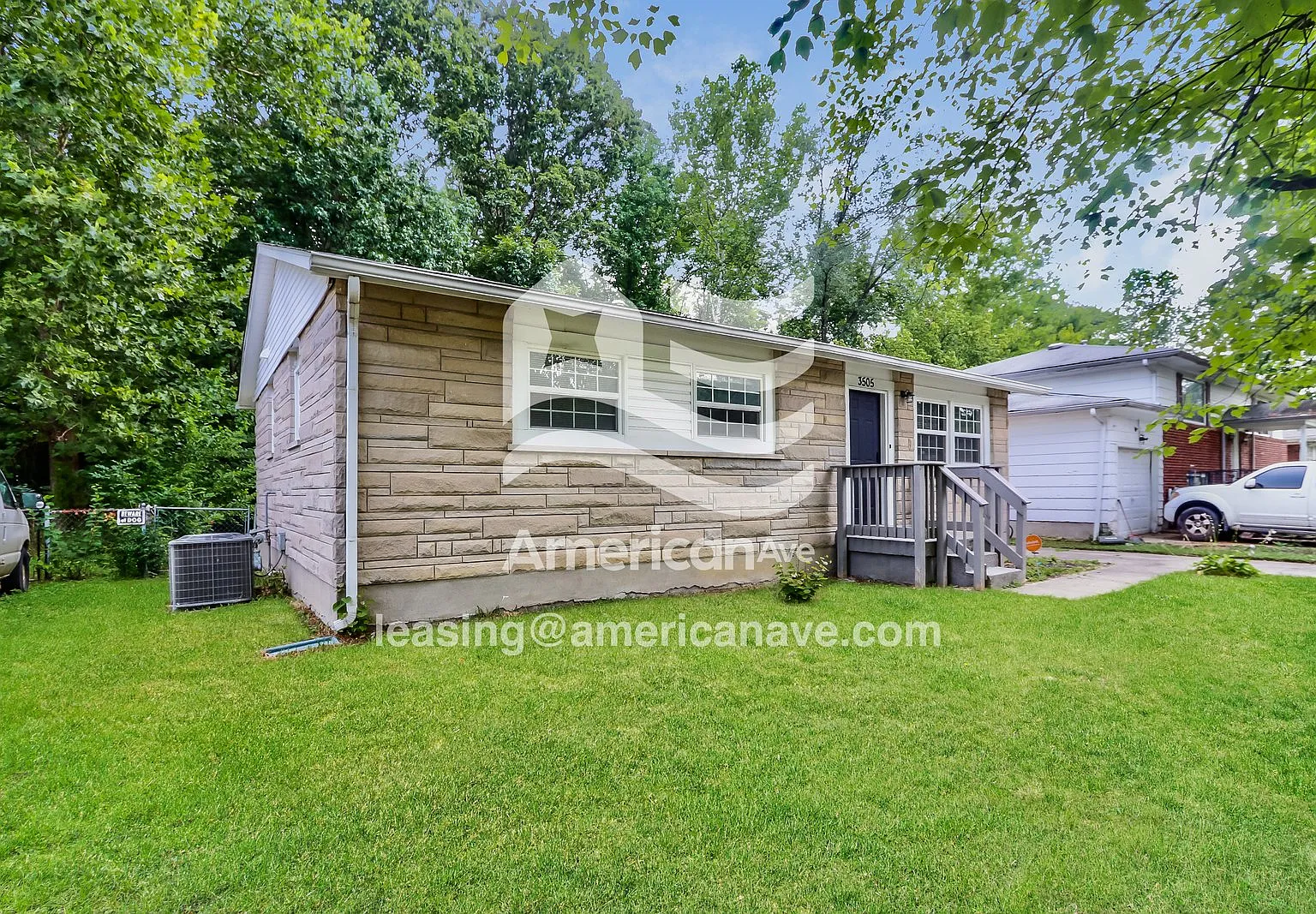 3 bed, 2.0 bath, 962 sqft, $1,422 — Photo 2