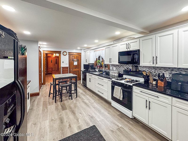 4th image of 3024 Myrtle Avenue