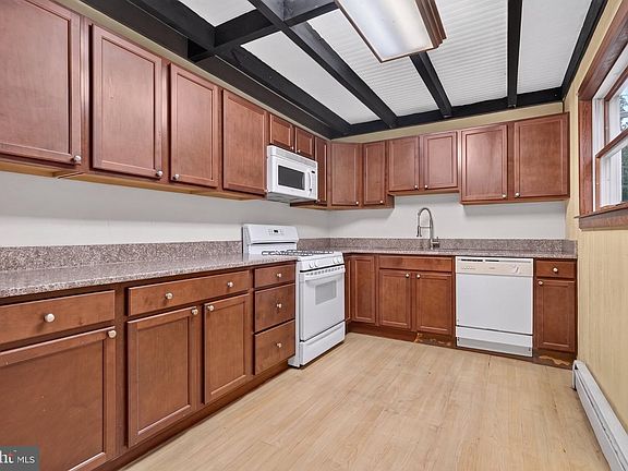 5th image of 228 McKendimen Rd