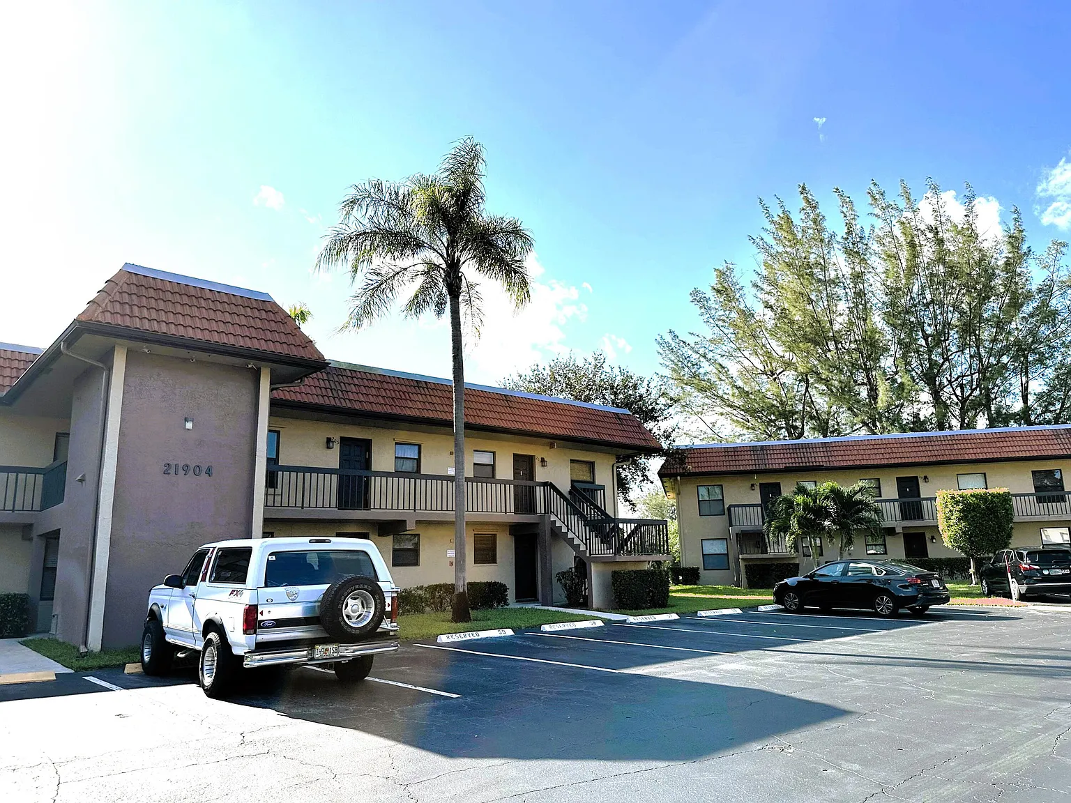 2 bed, 2.0 bath, 858 sqft, $1,900 — Photo 1