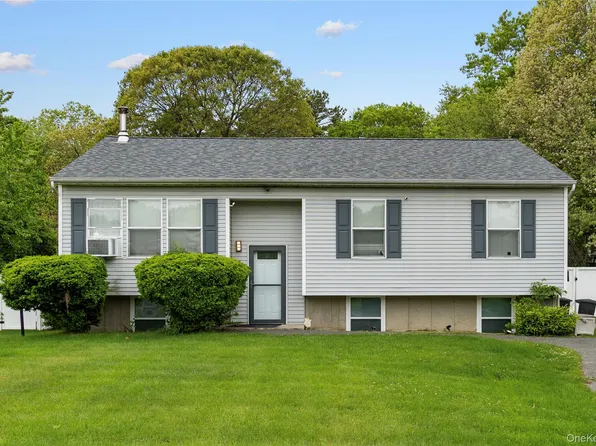 650 N Dunton Ave, East Patchogue, NY 11772