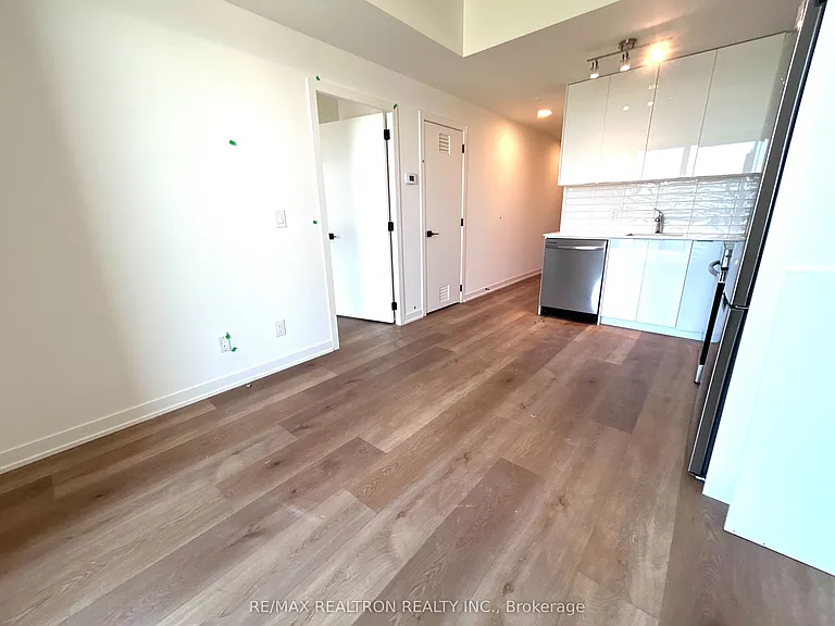 33 Erie Ave — Photo 4