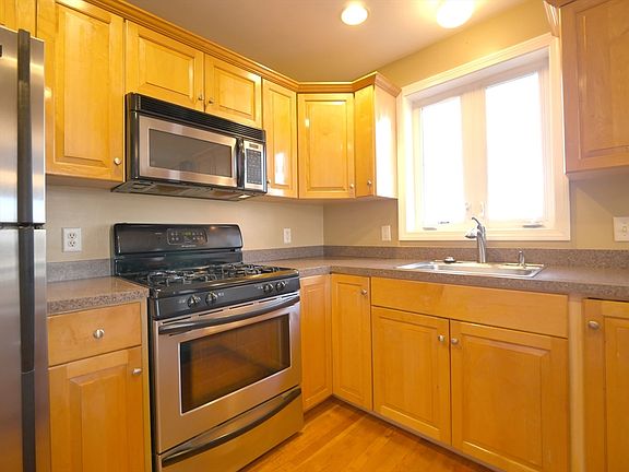 3rd image of 33 Grantley St Unit B