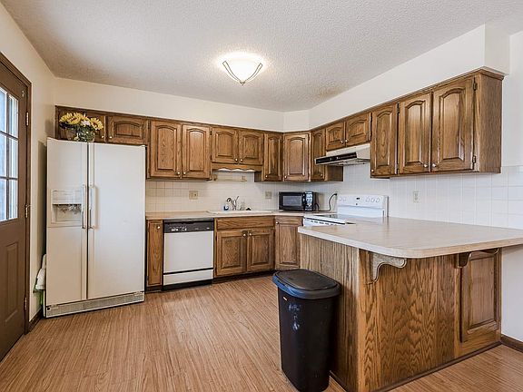 3rd image of 2104 Essex Sq