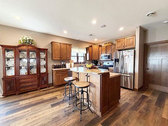 4th image of 102 Royal Crest Drive