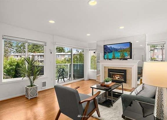 2nd image of 4214 W Lake Sammamish Pkwy NE #2