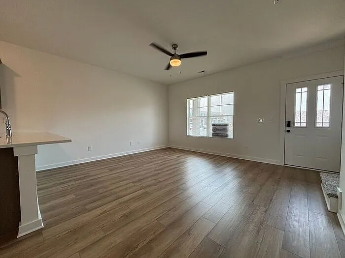 3 bed, 3.0 bath, 1446 sqft, $1,600 — Photo 3