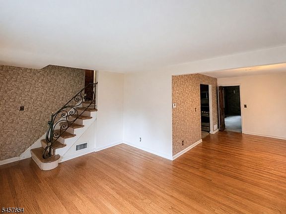 3rd image of 105 Arnot Pl
