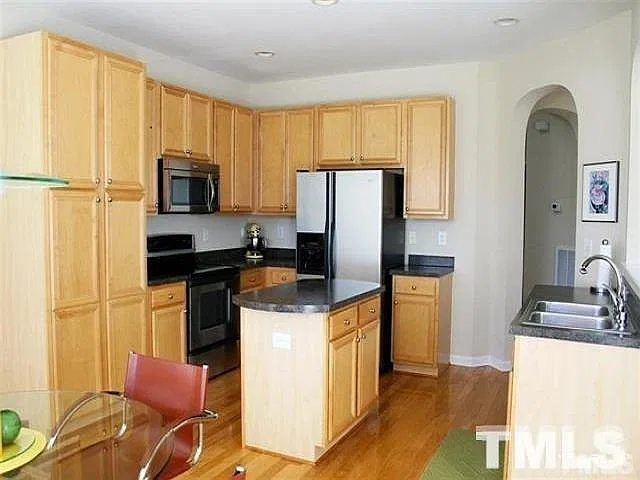 3 bed, 2.5 bath, $2,200 — Photo 4