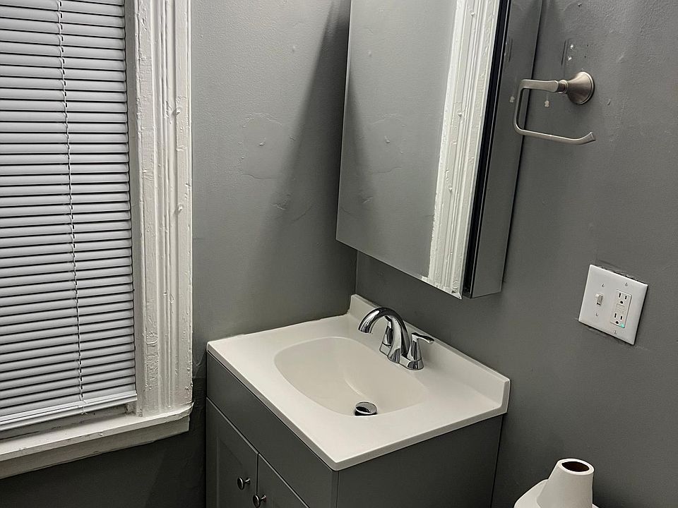 1st image of 923 McPherson Ave #2