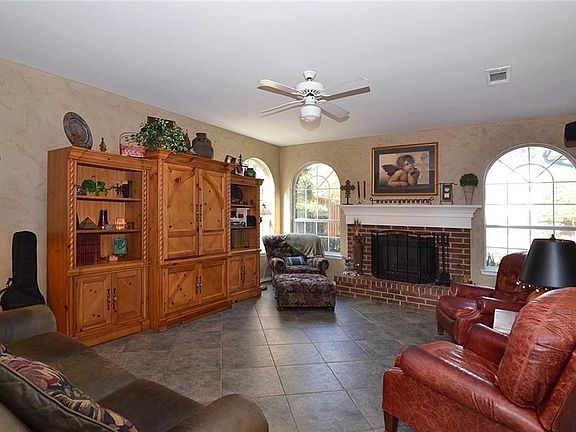 3rd image of 172 Newport Dr