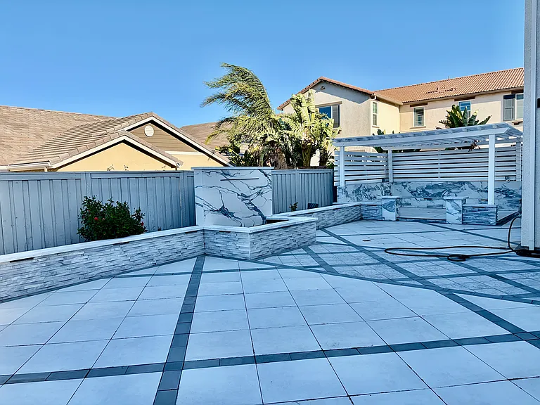 1560 S Hart Dr — Photo 2