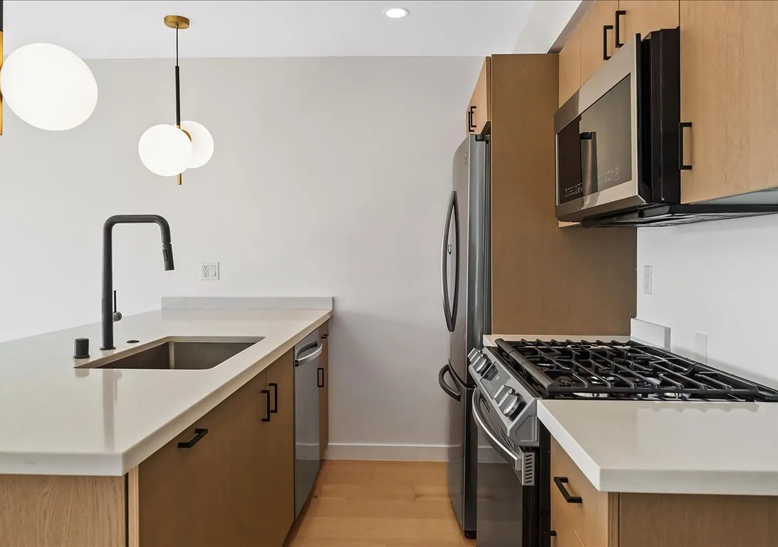 Beautiful One Bedroom Apartment In The Heart of West Hollywood! — Photo 2