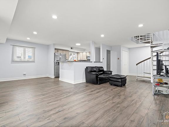 4th image of 801 Oakton St APT 101