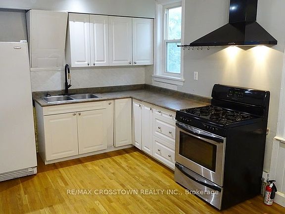 5th image of 39 Grove St W