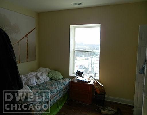 4th image of 6500 N Claremont Ave #65044W
