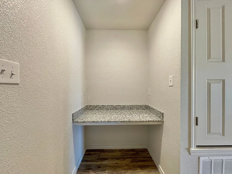 1801 Castroville Trl — Photo 10