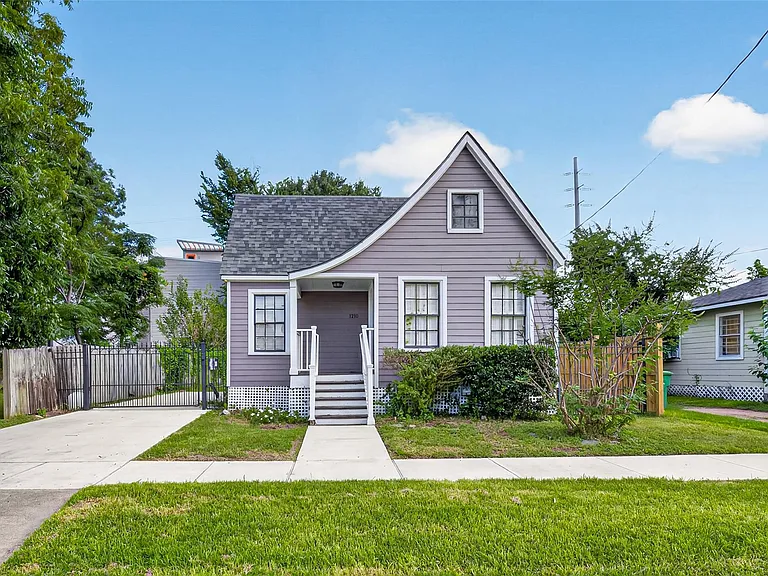 1210 Shearn St — Photo 2