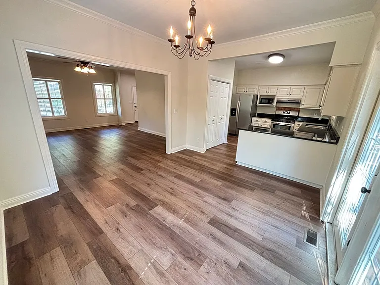 1823 W Berry St — Photo 8