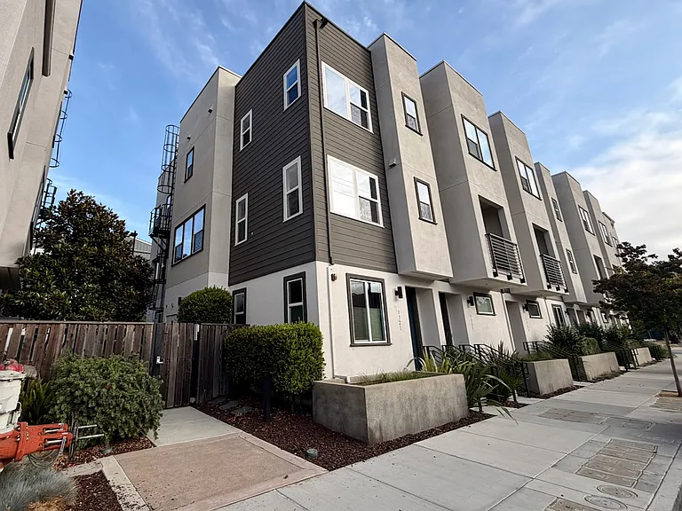 1721 Campbell St — Photo 1