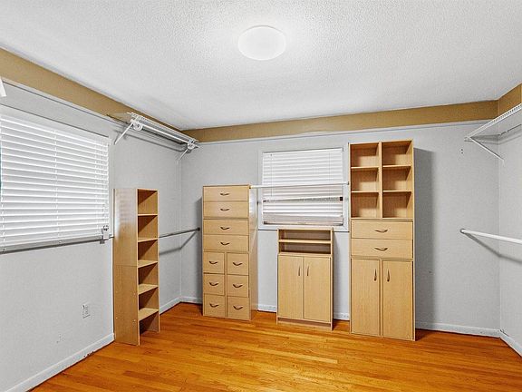 3rd image of 271 Redstone Dr