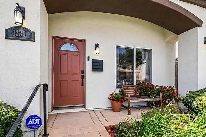 1230 Cushman Ave — Photo 2