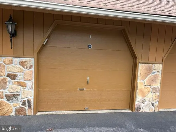 36 Valley Stream Ln, Wayne, PA 19087