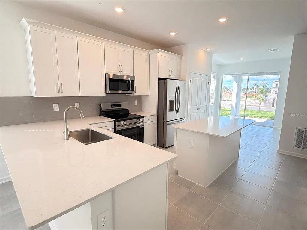 3 bed, 2.0 bath, 1659 sqft, $2,400 — Photo 4