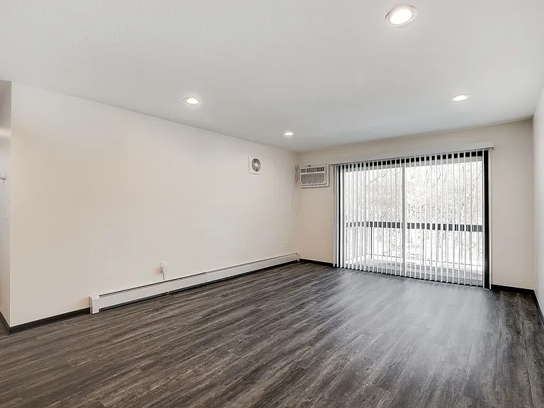 Winnetka Village Apts — Photo 22