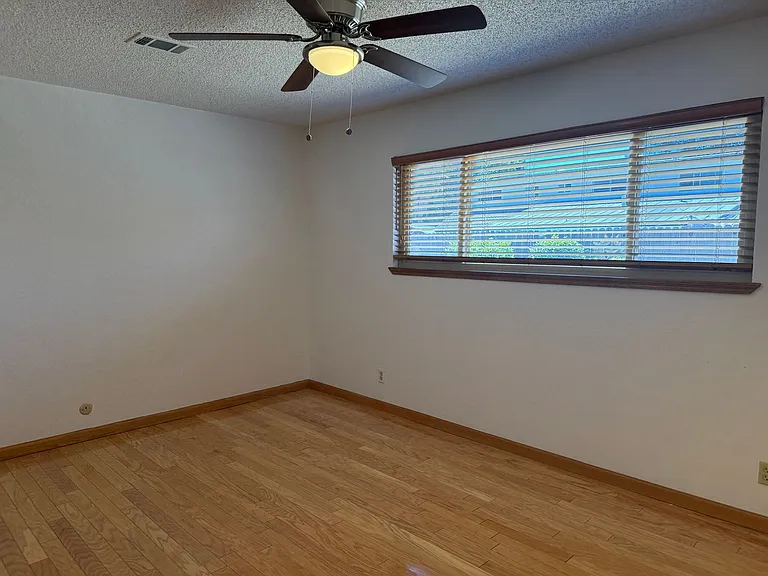 718 Linwood St — Photo 17