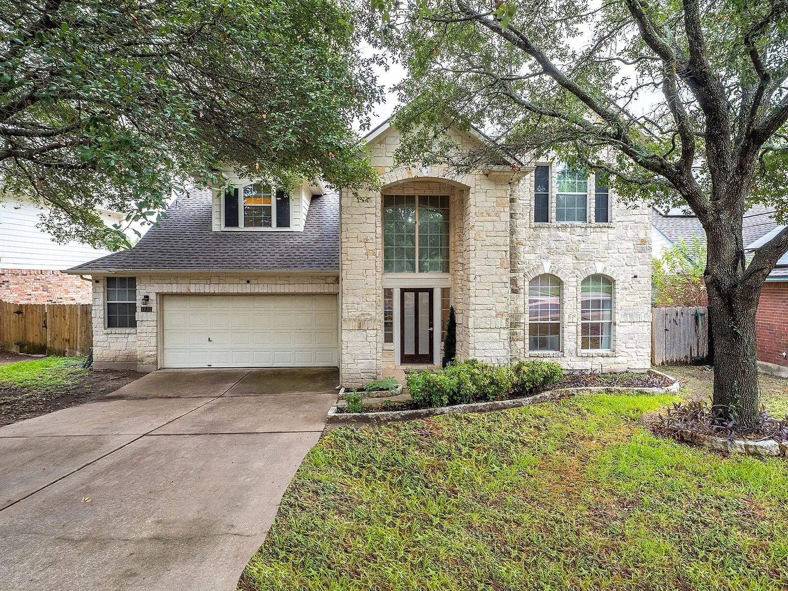 4 bed, 2.5 bath, 2808 sqft, $3,850 — Photo 2
